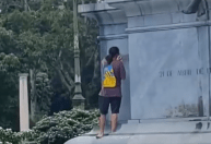 Vídeo: jovem é obrigado a limpar monumento após pichação em Belém