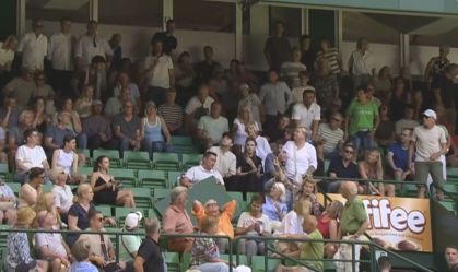 Placa publicitária cai sobre espectadora durante duelo de Zverev em Halle