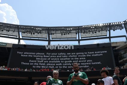 Placar do MetLife Stadium alerta os torcedores para risco de tempestade