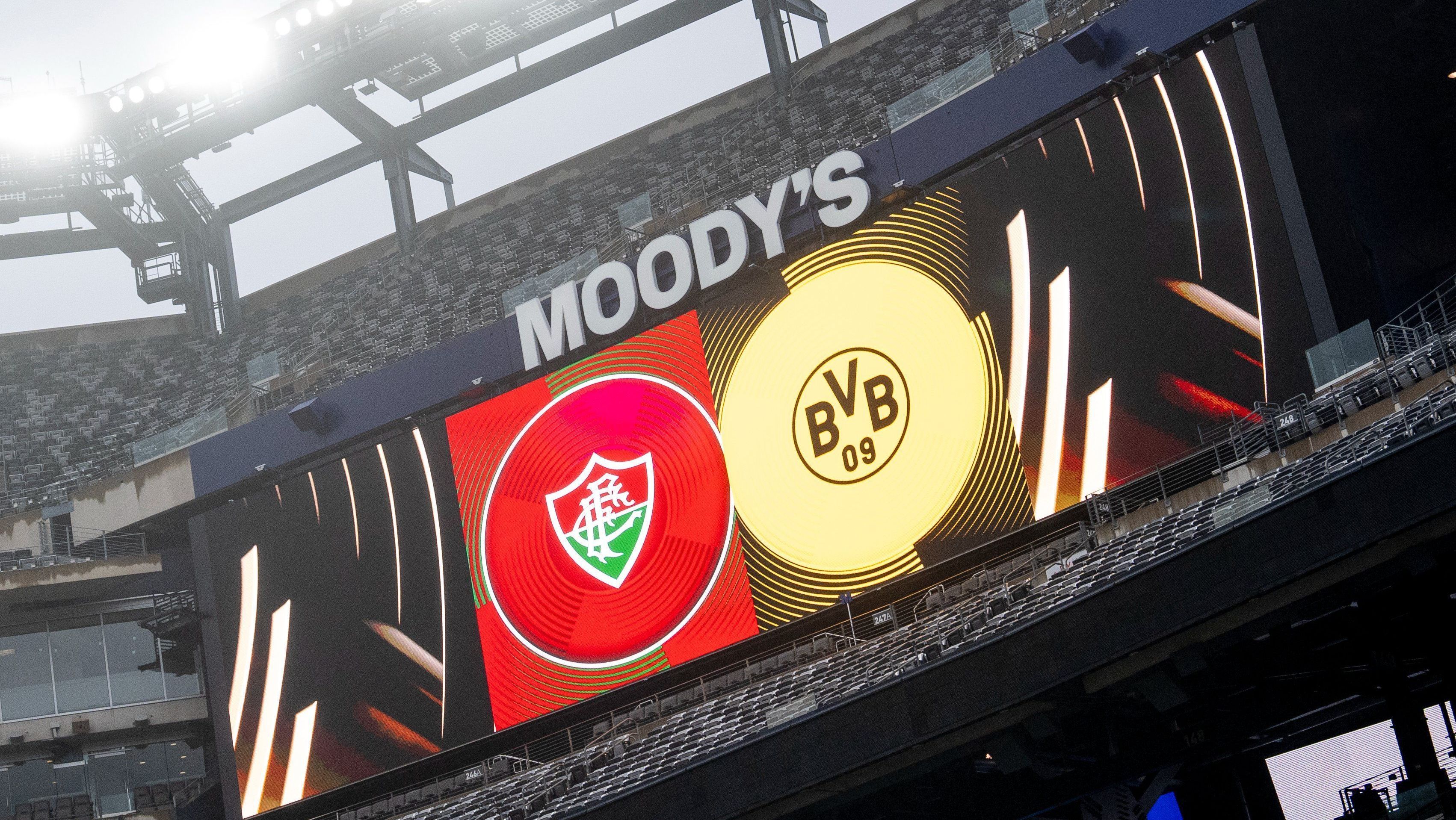 Placar com os escudos de Fluminense e Dortmund