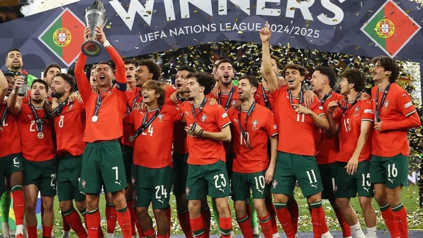 Jogadores de Portugal vibram no pódio com a conquista da Nations • Divulgação/Uefa