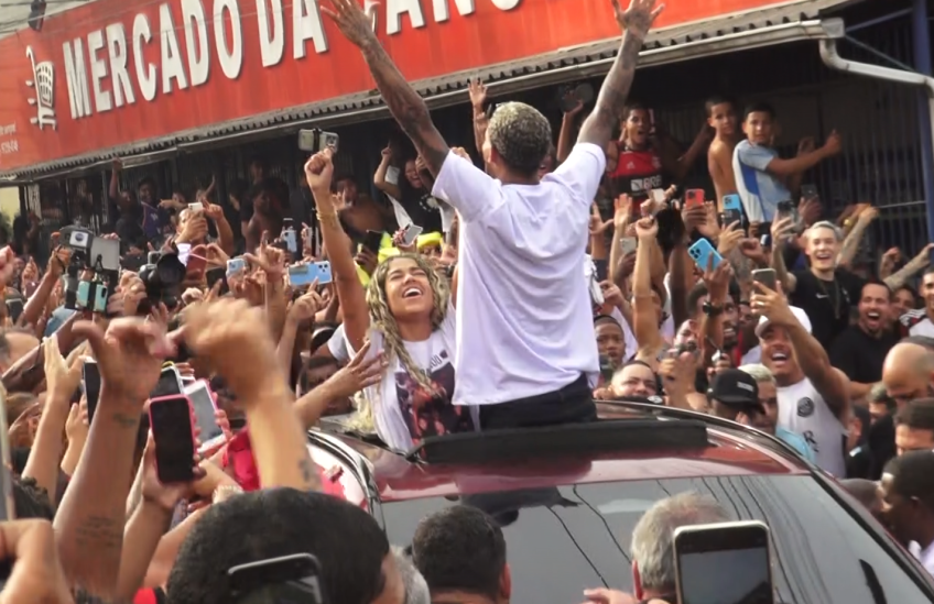 Mc Poze do Rodo, along with his wife, leaves the prison in RJ • Reproduction/CNN