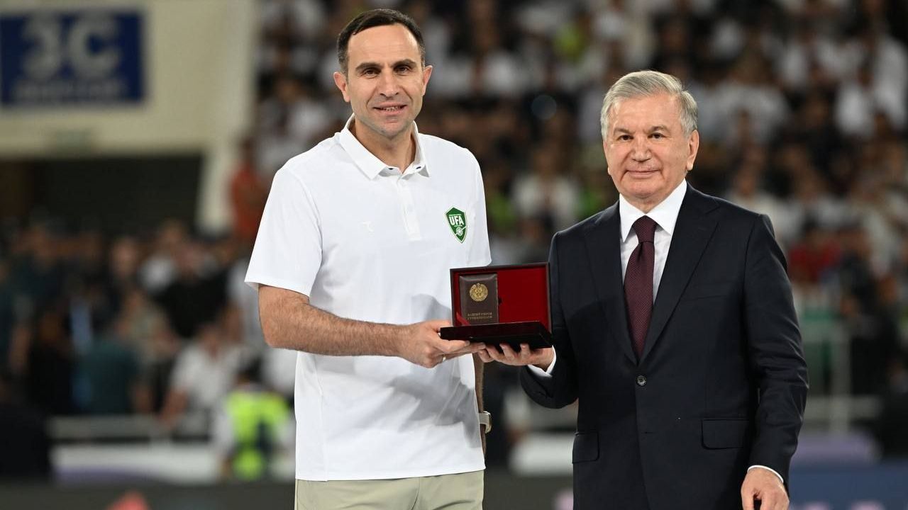 Comissão técnica do Uzbequistão ganhou medalhas de honra ao mérito • Foto: Divulgação/ @UzbekistanFA