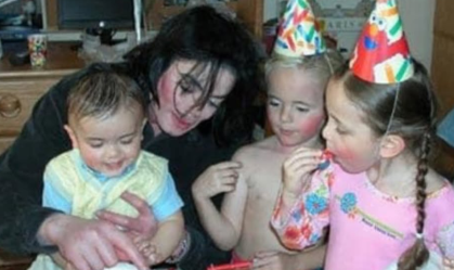 Filho de Michael Jackson relembra infância no aniversário da morte do pai