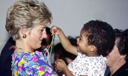 Vestido que Lady Di usou no Brasil é vendido por mais de R$ 2 milhões