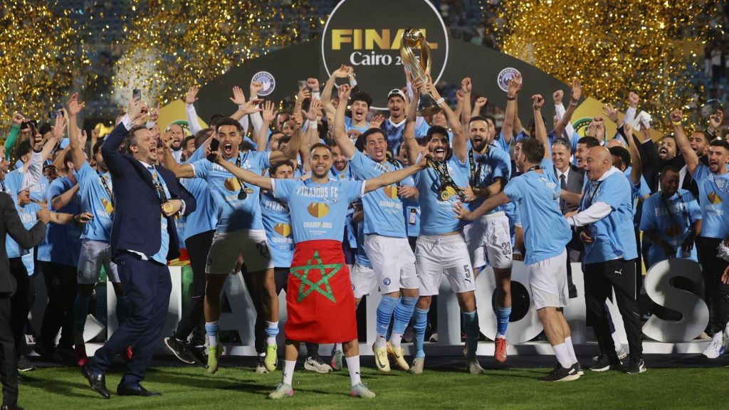Pyramids, do Egito, levanta a taça da Champions League da África pela primeira vez após vencer o Mamelodi Sundowns