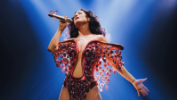Katy Perry parece levar choque elétrico em show da turnê; veja vídeo