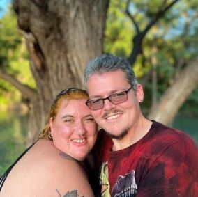 Atualmente, Aaron compartilha em sua conta no Facebook momentos que tem com sua esposa