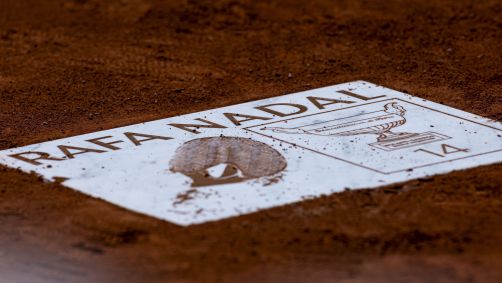Uma pegada de Rafael Nadal está no saibro do Torneio Grand Slam de Roland Garros