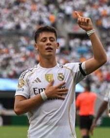 Arda Güler comemora o gol que fez para o Real Madrid sobre o Pachuca