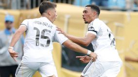 Arda Güler e Trent Alexander-Arnold comemoram gol do Real Madrid sobre o Pachuca