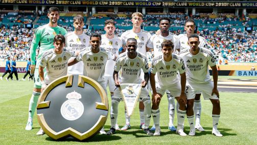 Time do Real Madrid posa para fotos antes do confronto com Al-Hilal