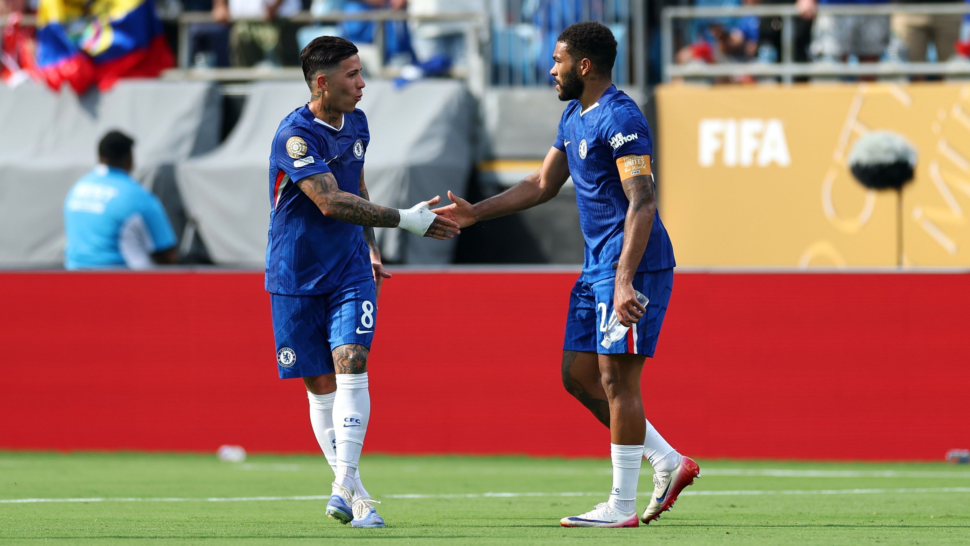 Enzo Fernández e Reece James comemoram gol do Chelsea contra o Benfica