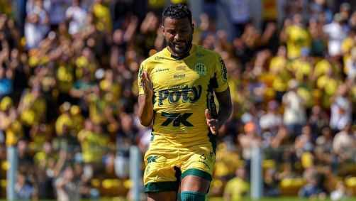 Reinaldo comemora o gol de pênalti que marcou em Mirassol 1 x 0 Sport