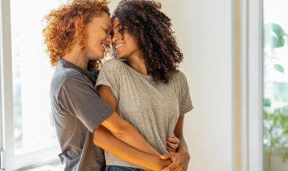 Relações amorosas ajudam a proteger o cérebro e a saúde mental