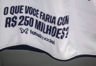Após não do Athletico-PR, Fatal Model estampa camisa de adversário e reforça proposta