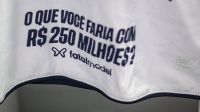 Após não do Athletico-PR, Fatal Model estampa camisa de adversário e reforça proposta