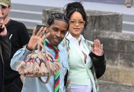 Rihanna e A$AP Rocky combinam looks colegiais em desfile da Dior; veja