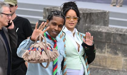 Rihanna e A$AP Rocky combinam looks colegiais em desfile da Dior; veja