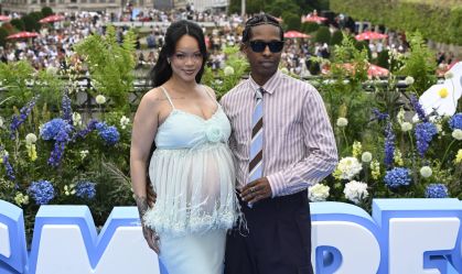 Rihanna exibe barrigão do 3º filho em première de "Smurfs"; veja