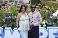 Rihanna exibe barrigão do 3º filho em première de "Smurfs"; veja