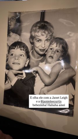 Foto de Roberto Justus com Janet Leigh e Jamie Lee Curtis na infância • Reprodução/Instagram
