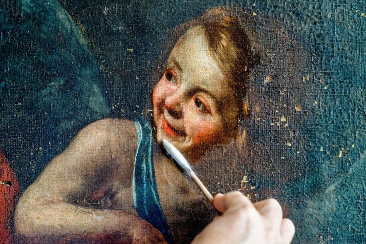 Um detalhe do rosto de Cupido em “Hércules e Ônfale”. A versão de Gentileschi para “Hércules e Ônfale” é carregada de emoção quando o casal titular se apaixona • Cassia Davis/J. Paul Getty Trust
