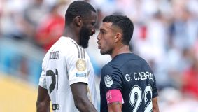 Rüdiger discute com Gustavo Cabral em Real Madrid x Pachuca; o zagueiro alemão fez acusação de racismo