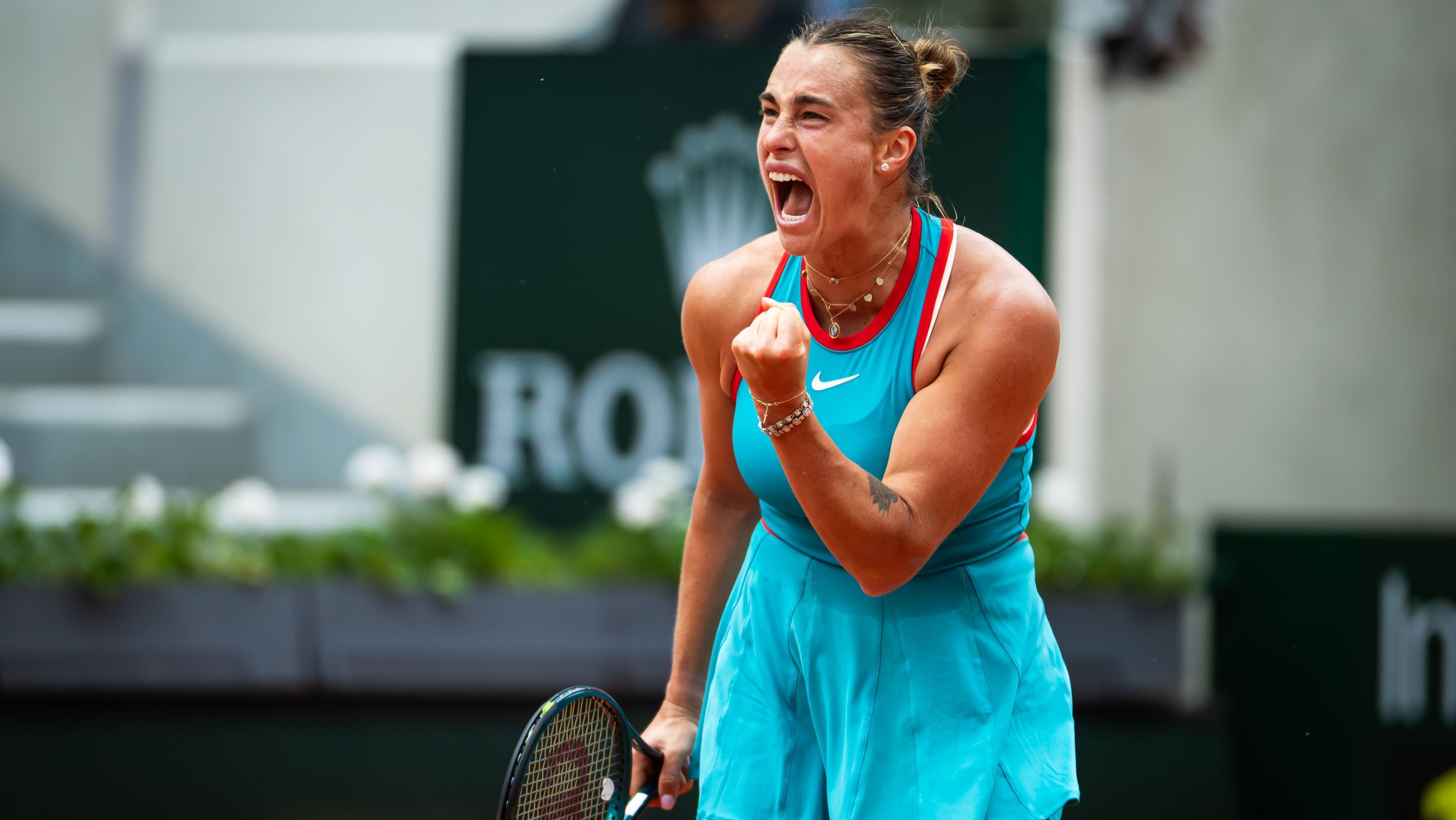 Sabalenka comemora ponto contra Swiatek em Roland Garros