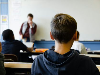 Criança em sala de aula