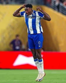 Samu comemora gol contra Al Ahly