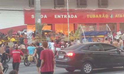 Vídeo: incêndio e saque em loja deixam quatro feridos no RJ
