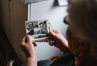 Sentir saudade pode diminuir sintomas de depressão, aponta estudo