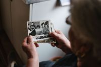 Sentir saudade pode diminuir sintomas de depressão, aponta estudo