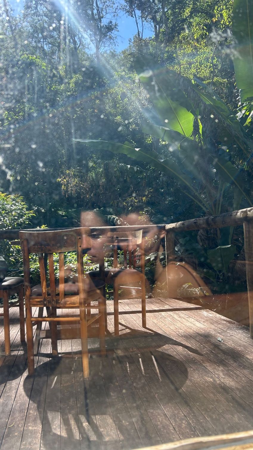 Alanis Guillen publicou foto misteriosa ao lado da namorada, Giovanna Reis • Instagram/Alanis Guillen