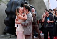 Ator de Bridgerton fala sobre beijo em Scarlett Johansson: "A vida é curta"