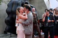 Ator de Bridgerton fala sobre beijo em Scarlett Johansson: "A vida é curta"