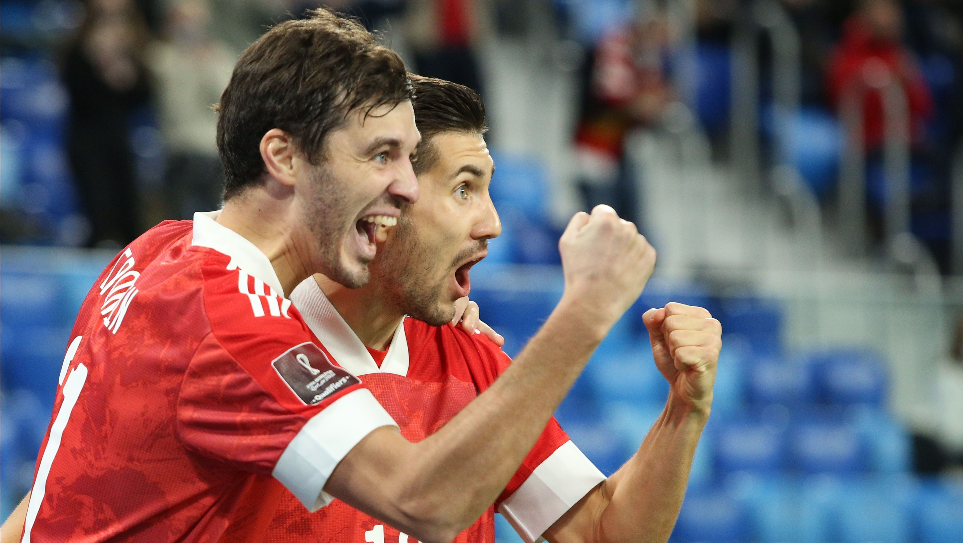 Aleksandr Erokhin e Aleksei Sutormin, da Seleção Russa, comemoram o gol durante a partida das Eliminatórias da Copa do Mundo de 2022 entre Rússia e Chipre, em 11 de novembro de 2021