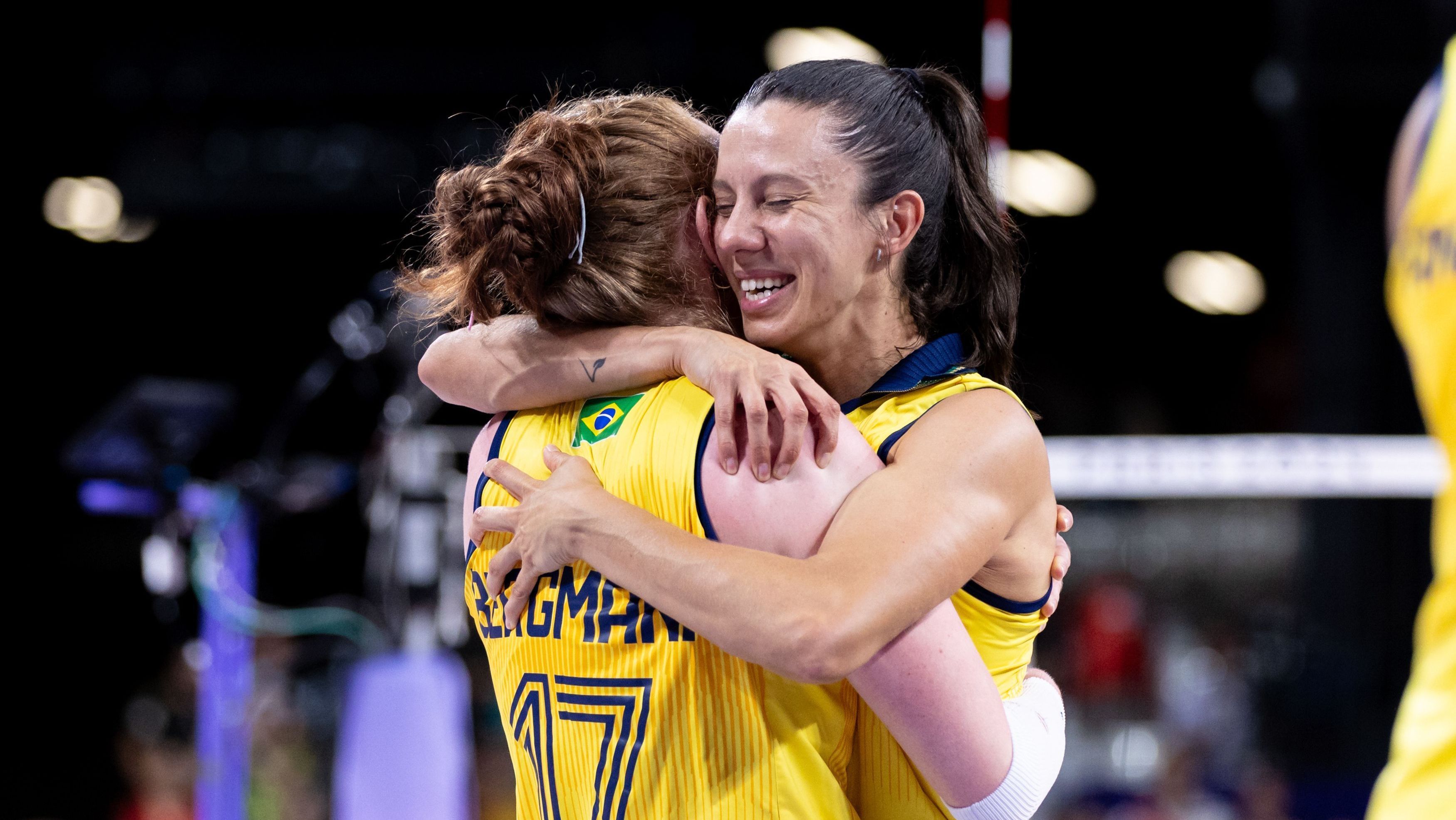 Seleção Brasileira Feminina de Vôlei celebra vitória sobre a República Tcheca
