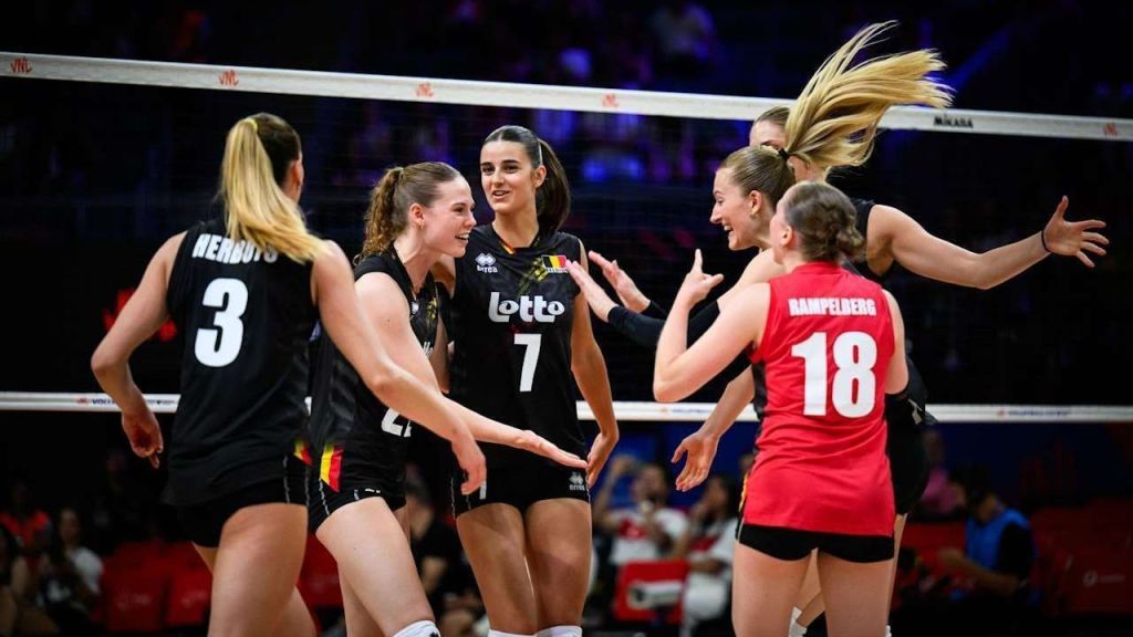 Seleção Belga Feminina de Vôlei comemora ponto contra o Brasil