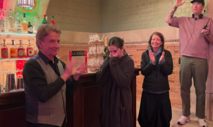 Selena Gomez chora em fim das gravações de "Only Murders in the Building"