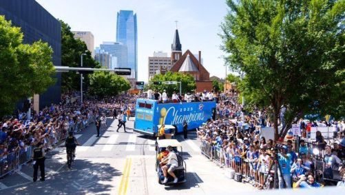 Thunder comemorou título em desfile na cidade