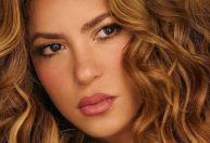 Shakira anuncia marca de beleza focada em produtos capilares