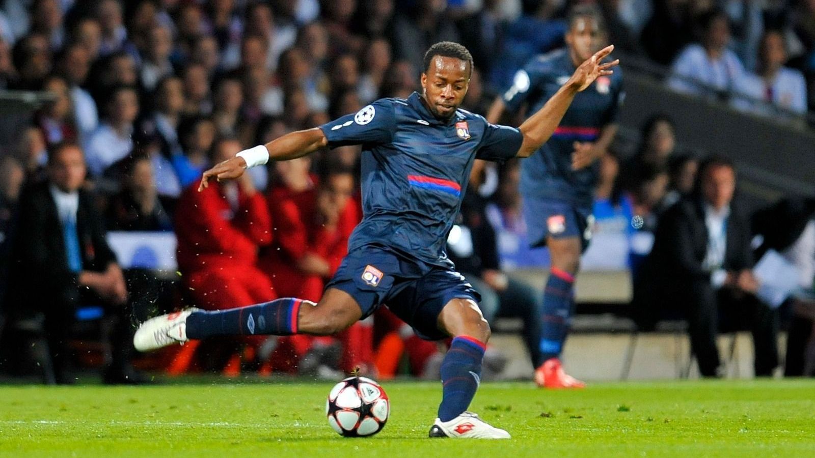 Sidney Govou é ídolo do Lyon