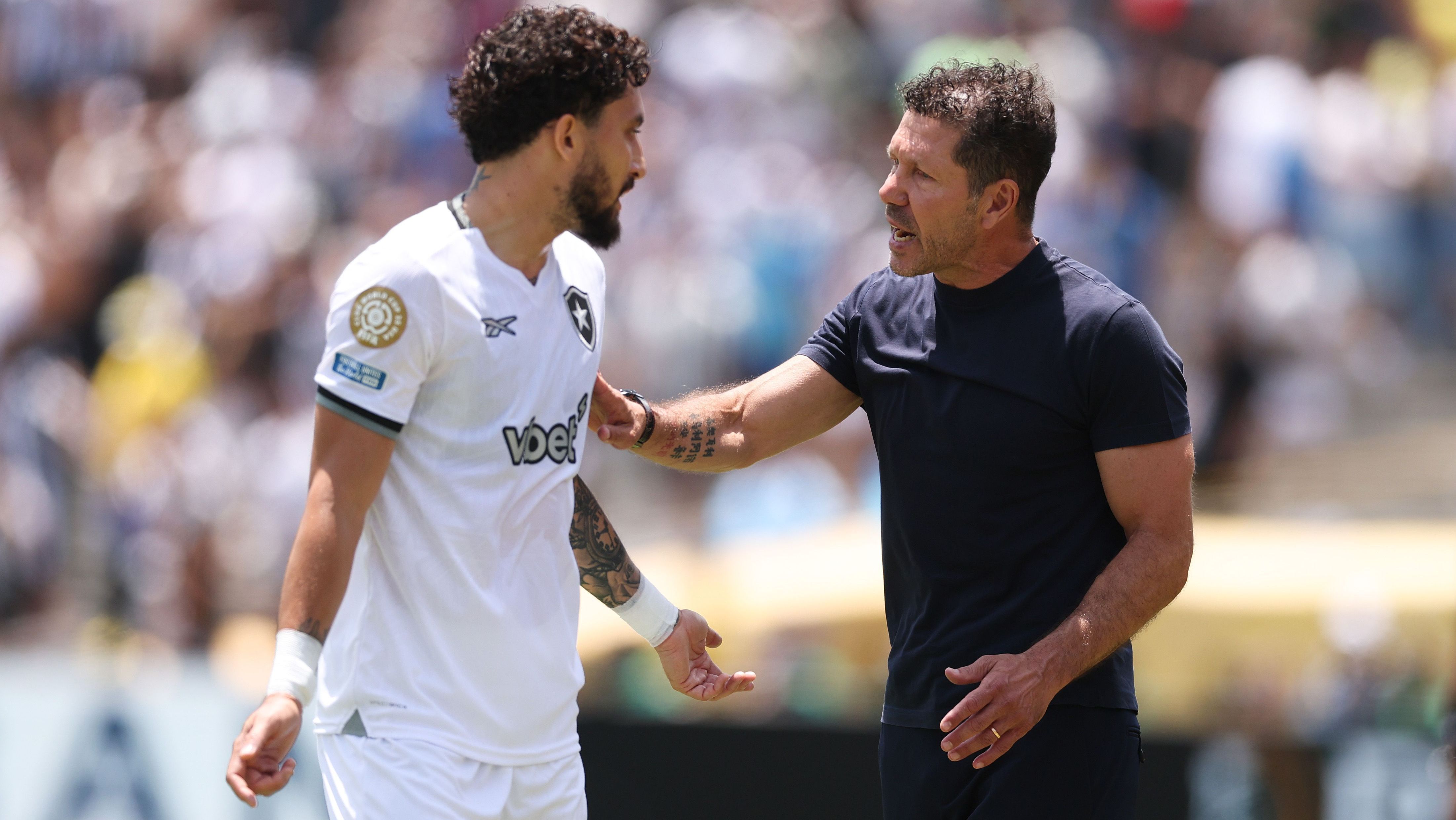 Diego Simeone discute com Alex Telles na partida entre Atlético de Madrid e Botafogo pelo Mundial de Clubes