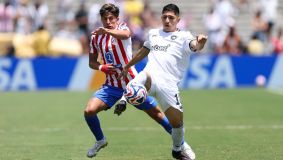 Simeone e Savarino disputam jogada em partida do Mundial