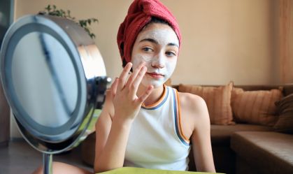 Trends de skincare no TikTok podem trazer riscos a adolescentes, diz estudo