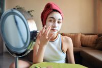 Trends de skincare no TikTok podem trazer riscos a adolescentes, diz estudo