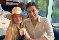 Sophia Valverde anuncia noivado com produtor após 3 meses de namoro