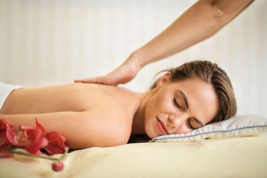 Massagens são apenas um dentre os tratamentos oferecidos por spas • Andrea Piacquadio via Pexels